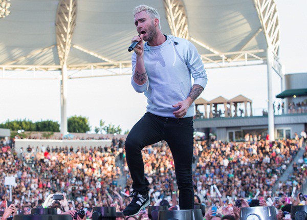 Adam Levine, do Maroon 5, com os cabelos loiros - Paul A. Hebert/AP