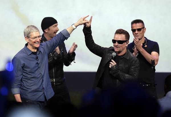 A banda U2 durante o lançamento do disco <i>Songs of Innocence</i> na conferência da Apple. Leia tudo <a href="http://rollingstone.uol.com.br/noticia/u2-lanca-novo-disco-surpresa-isongs-innocencei-no-itunes/" target="_blank"><b><u>aqui</u></b></a>.
 - Marcio Jose Sanchez/AP