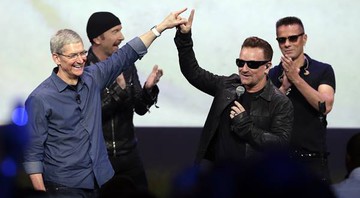 A banda U2 durante o lançamento do disco <i>Songs of Innocence</i> na conferência da Apple. Leia tudo <a href="http://rollingstone.uol.com.br/noticia/u2-lanca-novo-disco-surpresa-isongs-innocencei-no-itunes/" target="_blank"><b><u>aqui</u></b></a>.
 - Marcio Jose Sanchez/AP