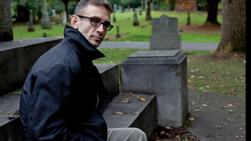 <b>Mórbido</b><br>
Chuck Palahniuk em um cemitério, em Portland, Estados Unidos. - Tim Labarge/Divulgação