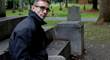 <b>Mórbido</b><br>
Chuck Palahniuk em um cemitério, em Portland, Estados Unidos. - Tim Labarge/Divulgação