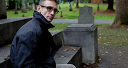 <b>Mórbido</b><br>
Chuck Palahniuk em um cemitério, em Portland, Estados Unidos. - Tim Labarge/Divulgação