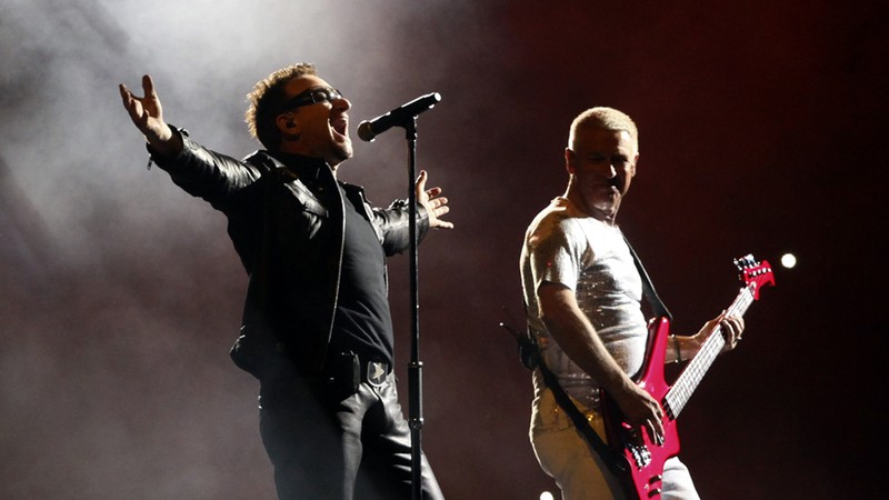 Bono e Adam Clayton durante a turnê <i>360º</i>, no Estádio Azteca, na Cidade do México.  - Alexandre Meneghini/AP