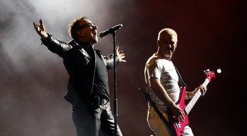 Bono e Adam Clayton durante a turnê <i>360º</i>, no Estádio Azteca, na Cidade do México.  - Alexandre Meneghini/AP