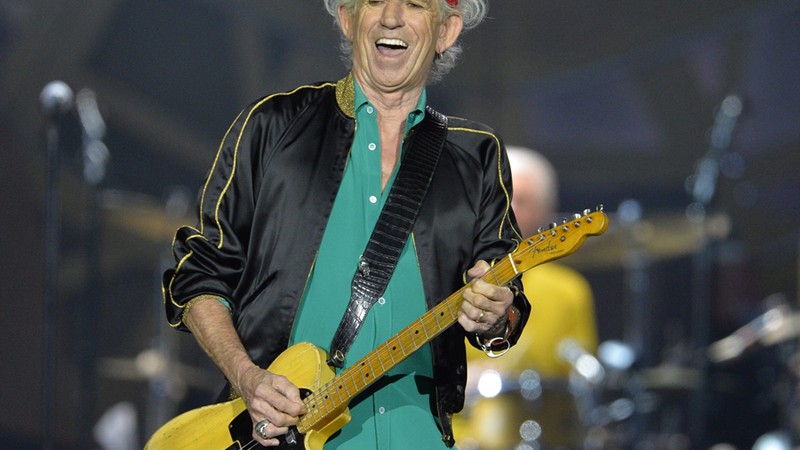 O guitarrista Keith Richards em ação ao lado dos Rolling Stones, em Estocolmo, na Suécia.  - Anders Wiklund/AP