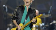 O guitarrista Keith Richards em ação ao lado dos Rolling Stones, em Estocolmo, na Suécia.  - Anders Wiklund/AP