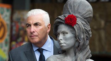 Mitch, pai da cantora Amy Winehouse, inaugura estátua da cantora em Londres  - AP