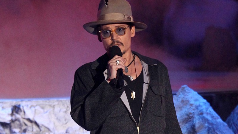 Johnny Depp entrega o prêmio de Filme do Ano no MTV Movie Awards, em abril de 2014.  - Matt Sayles/AP