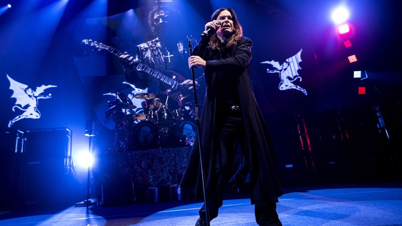 Ozzy Osbourne lidera o Black Sabbath, em show da banda na Dinamarca, em 2013, na turnê que marcou o retorno do vocalista ao grupo.  - Mikkel Berg Pedersen/AP