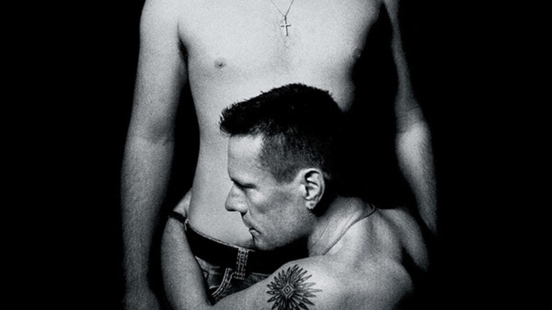 Capa de <i>Songs of Innocence</i>, com o baterista Larry Mullen Jr. abraçando o filho de 18 anos - Reprodução