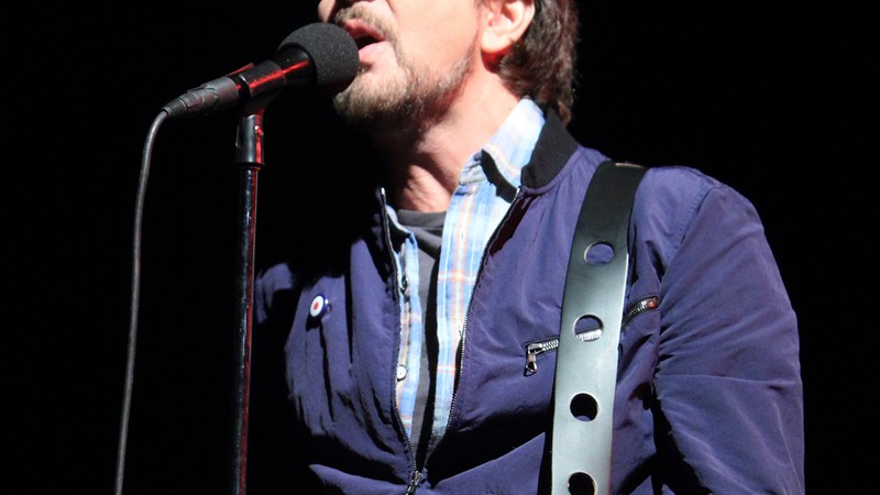 Eddie Vedder se apresenta com o Pearl Jam na Baltimore Arena, nos Estados Unidos, em outubro de 2013.  - Owen Sweeney/AP