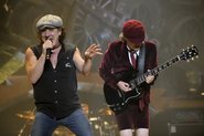 Brian Johnson (à dir.) e Angus Young, do AC/DC, se apresentam no Madison Square Garden, em Nova York. em, 2008.

 - Jeff Zelevansky/AP