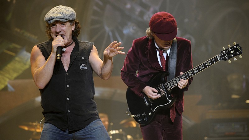 Brian Johnson e Angus Young, do AC/DC (Foto: Jeff Zelevansky/AP)