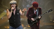 Brian Johnson (à dir.) e Angus Young, do AC/DC, se apresentam no Madison Square Garden, em Nova York em, 2008 (Foto: Jeff Zelevansky/AP)