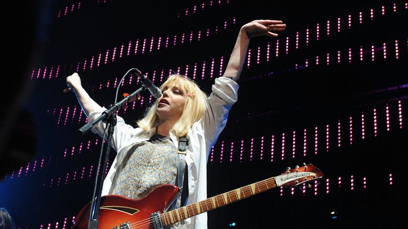 Courtney Love, do Hole, se apresenta no festival KROQ Weenie Roast, em 2010.  - Katy Winn/AP