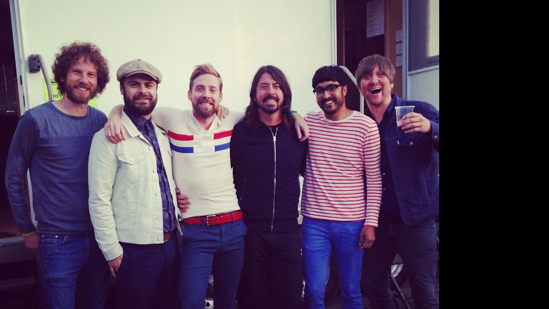 Os integrantes do Kaiser Chiefs junto a Dave Grohl, do Foo Fighters - Reprodução/Facebook