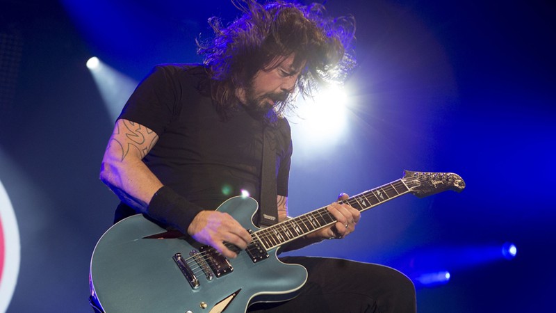 Dave Grohl, do Foo Fighters, se apresenta no Bud Light Hotel, em Nova York, em fevereiro de 2014. - Greg Allen/AP