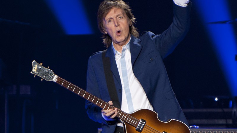 Paul McCartney se apresenta durante a turnê <i>Out There!</i>, em Atlanta, nos Estados Unidos.  - Dan Harr/AP