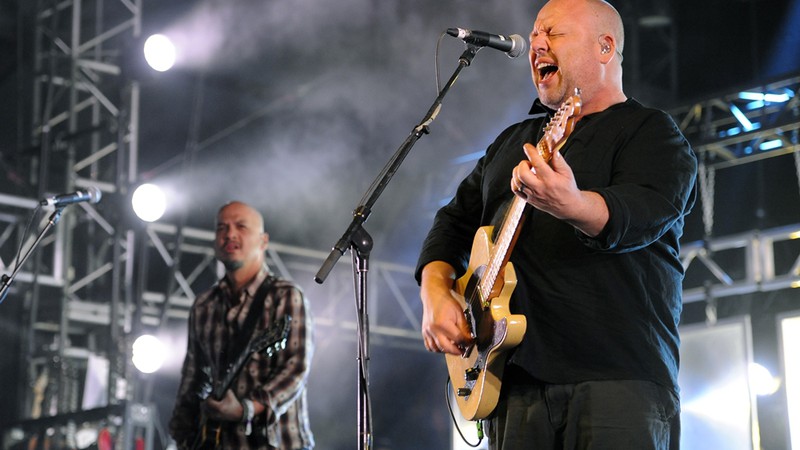 Black Francis (à frente) e Joey Santiago (ao fundo), do Pixies - Chris Pizzello/AP