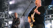 Black Francis (à frente) e Joey Santiago (ao fundo), do Pixies - Chris Pizzello/AP