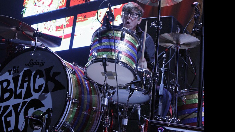 Patrick Carney, do Black Keys, se apresenta no Barclays Center, em Nova York, em setembro de 2014.  - Andy Kropa/AP