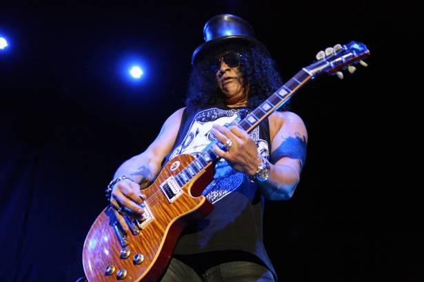 Slash em apresentação no Brasil (Foto: Thaís Azevedo)