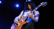 Slash confirmou a vinda ao Brasil para março de 2015. O guitarrista tratá a turnê de divulgação de <i>World on Fire</i> ao Rio de Janeiro (15/03), Brasília (17/03), Curitiba (19/03), Porto Alegre (20/03) e São Paulo (22/03).  - Thaís Azevedo