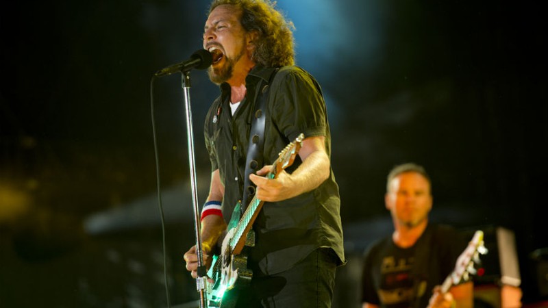 Pearl Jam, liderado por Eddie Vedder, se apresenta no festival Made In America, na Filadélfia, em 2012 - Drew Gurian/AP