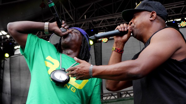 Flavor Flav e Chuck D, do Public Enemy, em show em São Paulo (Foto: Fábio Bitão)