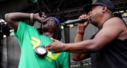 Flavor Flav e Chuck D, do Public Enemy, em show em São Paulo (Foto: Fábio Bitão)