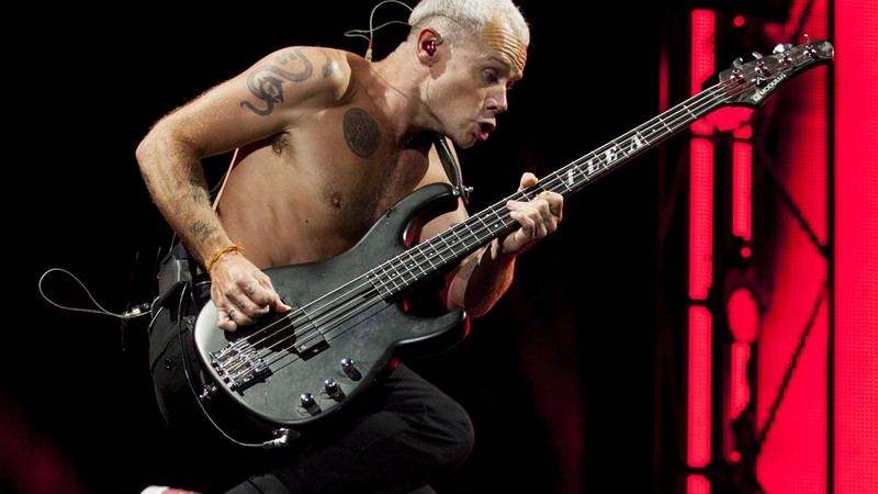 Flea, baixista do Red Hot Chili Peppers, em ação durante o Isle of Wight Festival, no Newport.  - John Phillips/AP 