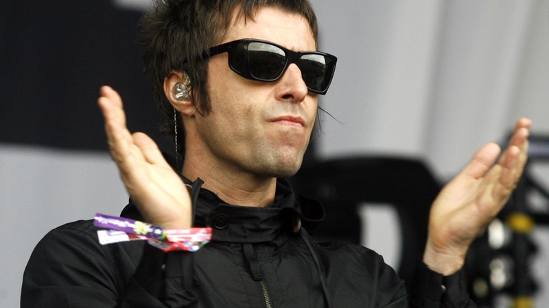 Liam Gallagher, então líder do Beady Eye, se apresentando no palco Other Stage, do festival britânico Glastonbury, em junho de 2013
 - Jim Ross/AP