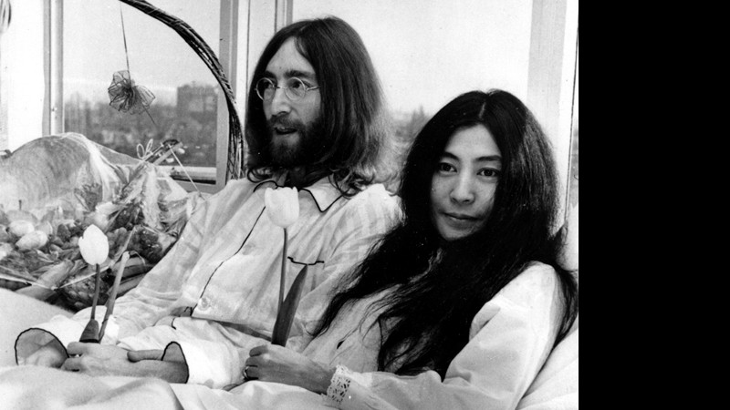 John Lennon e a esposa Yoko Ono, em protesto contra a Guerra do Vietnã, em um hotel de Amsterdam, na Holanda, em março de 1969. 
 - AP