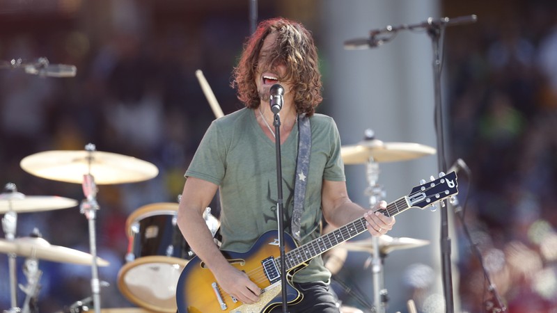 Chris Cornell se apresenta com o Soundgarden em um evento que marcou o início da temporada de futebol americano da NFL, em Seattle, nos Estados Unidos, em setembro de 2014.  - Scott Eklund/AP