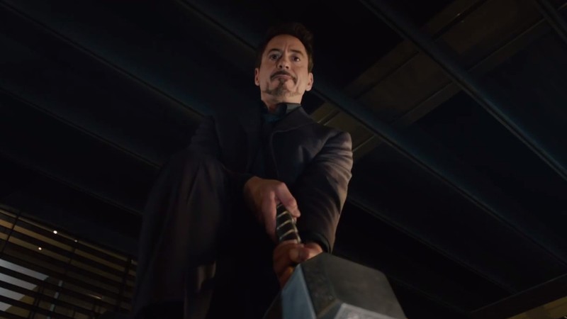 Tony Stark (Robert Downey Jr.) tenta levantar o martelo de Thor, sem sucesso, em cena do trailer estendido de <i>Vingadores: Era de Ultron</i> - Reprodução / Vídeo