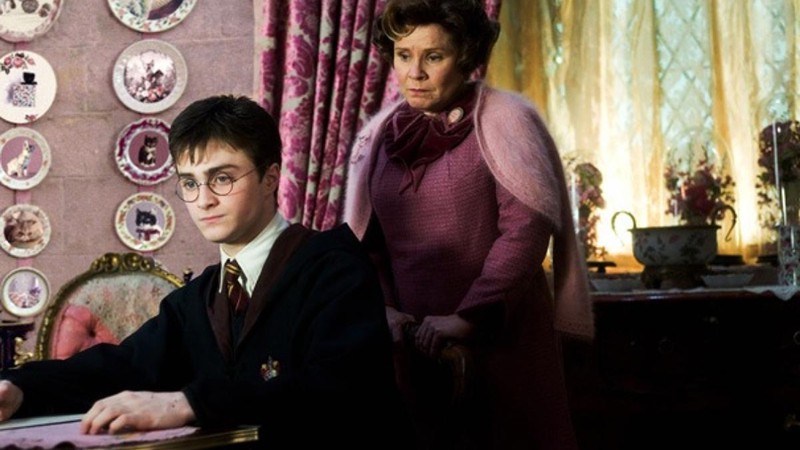 Harry Potter (Daniel Redcliffe) sofreu nas mãos de Dolores Umbridge (Imelda Staunton). 

 - Reprodução / Vídeo