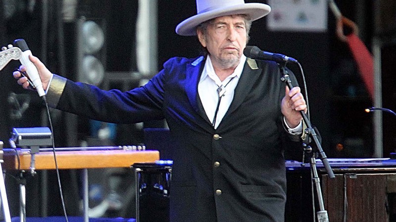 Bob Dylan se apresenta no festival Les Vieilles Charrues, em Carhaix, na região oeste da França.  - David Vincent/AP