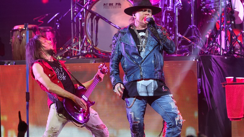 Ron "Bumblefoot" Thal (à esq.) e Axl Rose se apresentam com o Guns N' Roses no palco do 6th Annual Revolver Golden Gods Award Show, realizado no Club Nokia, em Los Angeles (California), em abril de 2014.
 - Paul A. Hebert/AP