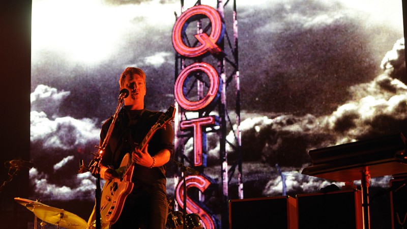 Josh Homme, do Queens of the Stone Age, se apresenta no festival Coachella, na Califórnia, Estados Unidos, em abril de 2014.  - Chris Pizzello/AP