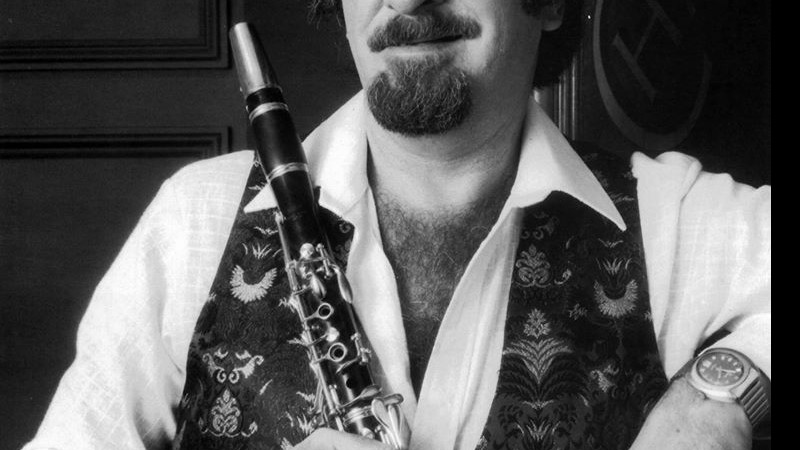 O clarinetista de jazz Acker Bilk, compositor do hit “Stranger on the Shore” - Reprodução/Facebook