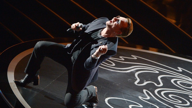 Bono e o U2 se apresentam durante a cerimônia do Oscar, no Dolby Theatre, em Los Angeles, em março de 2014
 - John Shearer/AP