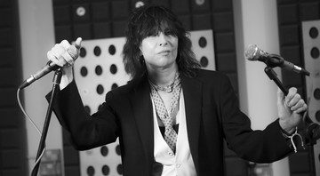 Chrissie Hynde posa para retrato em estúdio londrino para lançar o disco solo <i>Stockholm</i>, em junho de 2014.  - Joel Ryan/AP