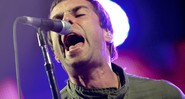 Liam Gallagher canta em uma das últimas apresentações do Oasis, no festival Roskilde Festival, na Dinamarca, em julho de 2009.  - Tariq Mikkel Khan/AP