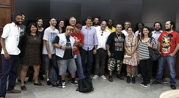 O prefeito Fernando Haddad e os artistas escolhidos para a curadoria do mural de grafite na Avenida 23 de Maio - Heloisa Ballarini/Secom