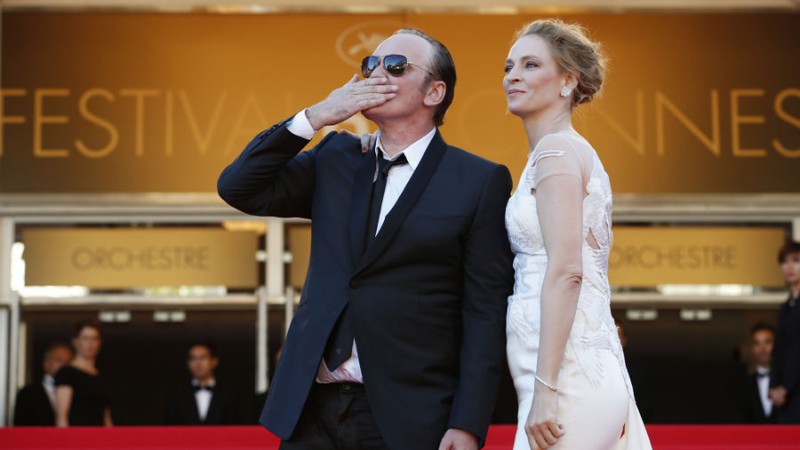 Diretor Quentin Tarantino e a atriz Uma Thurman chegam ao tapete vermelho do festival de Cannes, na França, em maio de 2014.  - Alastair Grant/AP