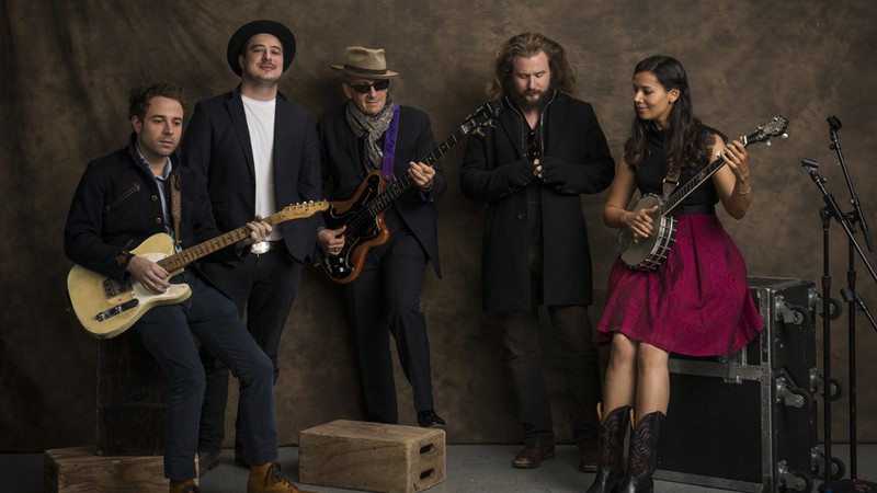 O New Basement Tapes, supergrupo formado por Elvis Costello, Jim James (My Morning Jacket), Marcus Mumford (Mumford and Sons), Taylor Goldsmith (do Dawes) e Rhiannon Giddens (Carolina Chocolate Drops) - Drew Gurian/AP