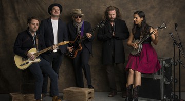 O New Basement Tapes, supergrupo formado por Elvis Costello, Jim James (My Morning Jacket), Marcus Mumford (Mumford and Sons), Taylor Goldsmith (do Dawes) e Rhiannon Giddens (Carolina Chocolate Drops) - Drew Gurian/AP