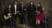 O New Basement Tapes, supergrupo formado por Elvis Costello, Jim James (My Morning Jacket), Marcus Mumford (Mumford and Sons), Taylor Goldsmith (do Dawes) e Rhiannon Giddens (Carolina Chocolate Drops) - Drew Gurian/AP