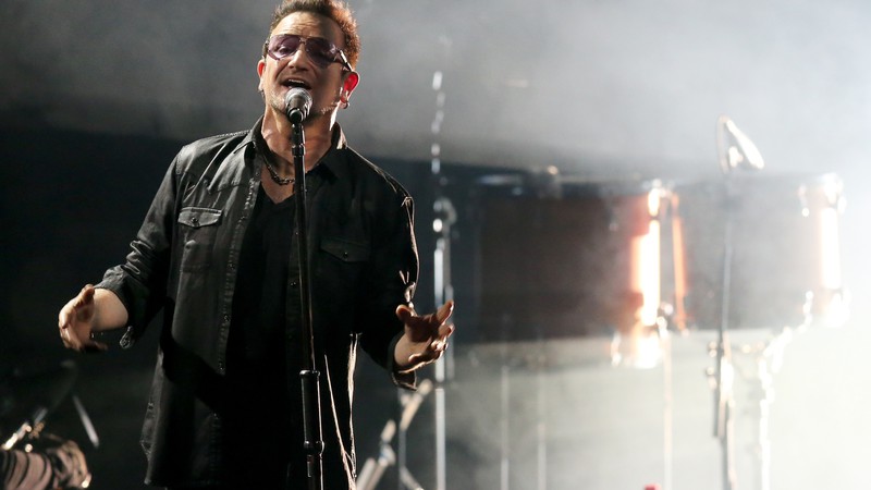 Bono, vocalista do U2, se apresenta durante evento realizado em Berlim, na Alemanha. 
 - Wolfgang Kumm/AP