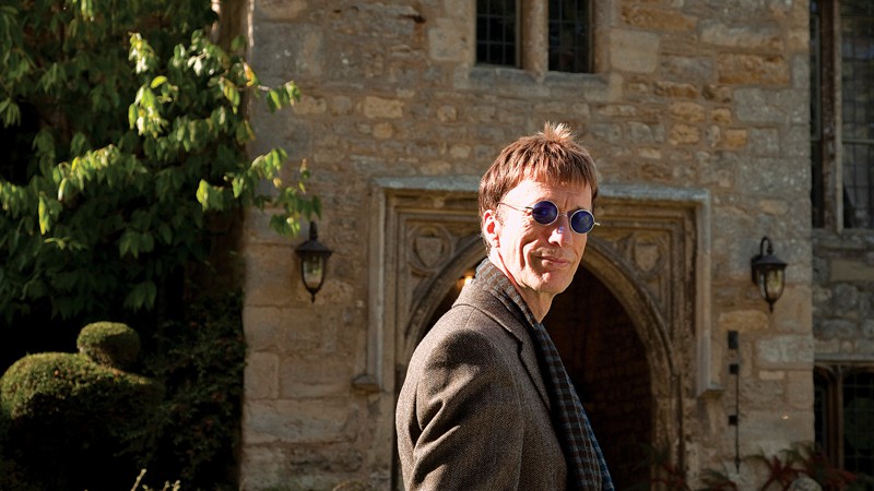 <b>Duas fases</b><br>
Robin Gibb, em 2010, em frente à mansão onde morava, na Inglaterra; - Brian Aris/Divulgação